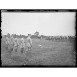 [Lagny. Remise de décorations par le général Pétain : le général et les généraux Humbert et de Maud'huy pendant le défilé du 410e RI.]