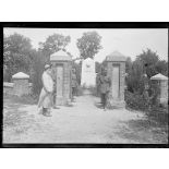 [Lagny. Cimetière allemand : l'entrée. Au 1er plan à gauche, l'abbé Trilles, aumônier du 410e RI. Au 2e plan, correspondant de guerre. Au 3e plan, lieutenant colonel du 410e RI.]