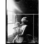 Toul (Meurthe-et-Moselle). Asile de Luxembourg. Croix-Rouge américaine. Une infirmière et son bébé. [légende d'origine]