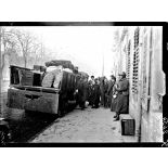 Nancy (Meurthe-et-Moselle). Devant le dispensaire américain. Chargement d'un camion. [légende d'origine]