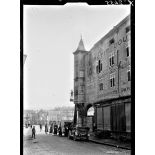 Pont-à-Mousson (Meurthe-et-Moselle). Un coin de la place Duroc. [légende d'origine]