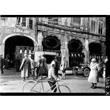 Pont-à-Mousson (Meurthe-et-Moselle). Devant le poste de secours au moment d'une alerte. [légende d'origine]