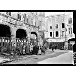 Pont-à-Mousson (Meurthe-et-Moselle). Devant le poste de secours. Infirmières de la Croix-Rouge américaine au moment d'une alerte. [légende d'origine]