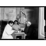 Pont-à-Mousson (Meurthe-et-Moselle). Au dispensaire américain, une consultation. [légende d'origine]