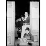 Pont-à-Mousson (Meurthe-et-Moselle). Une infirmière faisant de la peinture. [légende d'origine]
