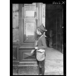 Pont-à-Mousson (Meurthe-et-Moselle). Enfant lisant un avis. [légende d'origine]