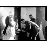 Toul (Meurthe-et-Moselle). Asile de Luxembourg. Croix-Rouge américaine. Un baptême ; le docteur Sharp, parrain signant le registre. [légende d'origine]