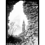 Mousson (Meurthe-et-Moselle). L'observatoire vu par une brèche. [légende d'origine]