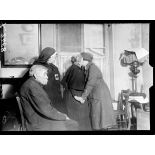 Pont-à-Mousson (Meurthe-et-Moselle). Infirmières américaines visitant des vieillards. [légende d'origine]