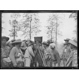 Oudezeele, travailleurs chinois examinant un appareil de cinéma. [légende d'origine]