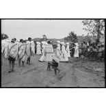 Cortège sortant de la messe lors de l'inauguration de la léproserie de Djiring.