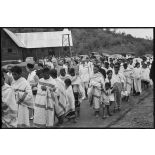 Cortège sortant de la messe lors de l'inauguration de la léproserie de Djiring.