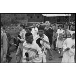 Cortège sortant de la messe lors de l'inauguration de la léproserie de Djiring.