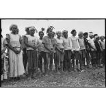 Une délégation d'hommes de l'ethnie Mnong assiste à l'inauguration de la léproserie de Djiring.