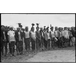 Une délégation d'hommes de l'ethnie Mnong assiste à l'inauguration de la léproserie de Djiring.