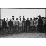 Une délégation d'hommes de l'ethnie Mnong assiste à l'inauguration de la léproserie de Djiring.