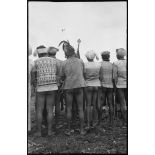 Une délégation d'hommes de l'ethnie Mnong assiste à l'inauguration de la léproserie de Djiring.