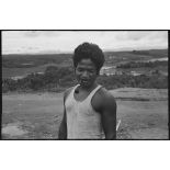 Une délégation d'hommes de l'ethnie Mnong assiste à l'inauguration de la léproserie de Djiring.