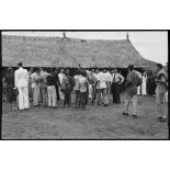 Les personnalités civiles et militaires et des Montagnards devant la léproserie de Djiring lors de son inauguration.