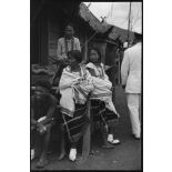 Habitants du village des lépreux devant leurs habitations.