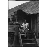 Habitants du village des lépreux devant leurs habitations.