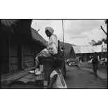 Habitants du village des lépreux devant leurs habitations.