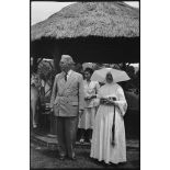 Le général Gautier et la mère Durand lors de l'inauguration de la léproserie de Djiring.