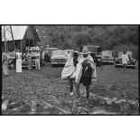 Des lépreux sortant de la messe lors de l'inauguration de la léproserie de Djiring.