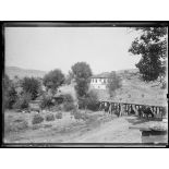 En Orient. Vitolista. Entrée du village. [légende d'origine]