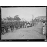 Uskub. Orient. Troupes bulgares traversant la ville. [légende d'origine]