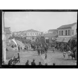 [Défilé de troupes en centre ville, sous le regard de la population civile.]