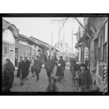 Andrinople. Un rue, au fond la mosquée. [légende d'origine]