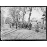 Andrinople. Officiers français traversant la frontière bulgaro-turque. [légende d'origine]