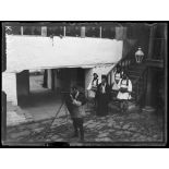 Mont Athos. Karijès. L'opérateur de la Section photographiant le Protépistate et sa garde. [légende d'origine]