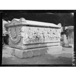 Salonique. Sarcophage antique, dans la cour de la caserne de Top-Hané. [légende d'origine]