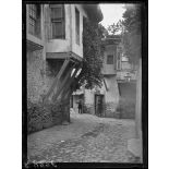 Salonique. Une rue de la vieille ville. [légende d'origine]