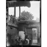 Salonique. Réfugiés macédoniens dans le Tekich Kapon. [légende d'origine]