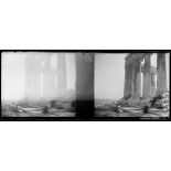 Athènes. A l'Odéon d'Hérode Atticus, sieste à l'ombre du Parthénon. [légende d'origine]