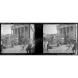 Athènes. Dans la cour de l'académie des sciences. [légende d'origine]