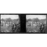 Athènes. Place de la constitution, compagnie du 40e d'infanterie. Dans les jardins. [légende d'origine]