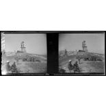 Athènes. Monument de Philopappos, un 75 braqué sur le Palais Royal. [légende d'origine]