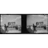 Athènes. Terrasse de l'Acropole et Parthénon, installation des tentes individuelles. [légende d'origine]