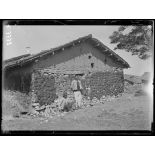 Dragomir (Macédoine). Maison enduite de bouse de vache qui, séchée, servira de combustible. [légende d'origine]