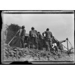 Ravin de Valadja (Macédoine). Blessés et malades attendant la consultation. [légende d'origine]