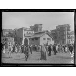 Port-Saïd, 7h20. La foule près d'un trou de bombe. [légende d'origine]