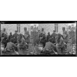 Ravin près de Florina. Comitadjis grecs récurant les marmites du 260e. [légende d'origine]