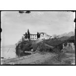 Au bord du lac d'Ochrida. Le Monastère de Saint-Naoum. [légende d'origine]