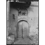 Au bord du lac d'Ochrida. Le Monastère de Saint-Naoum. La porte principale. [légende d'origine]