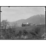 Au bord du lac d'Ochrida. Le Monastère de Saint-Naoum ; vue d'ensemble. [légende d'origine]