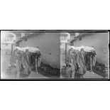 Monastir. Lendemain de bombardement par gaz asphyxiants, une mère et ses 2 fils foudroyés ensemble. Transport d'un corps. [légende d'origine]